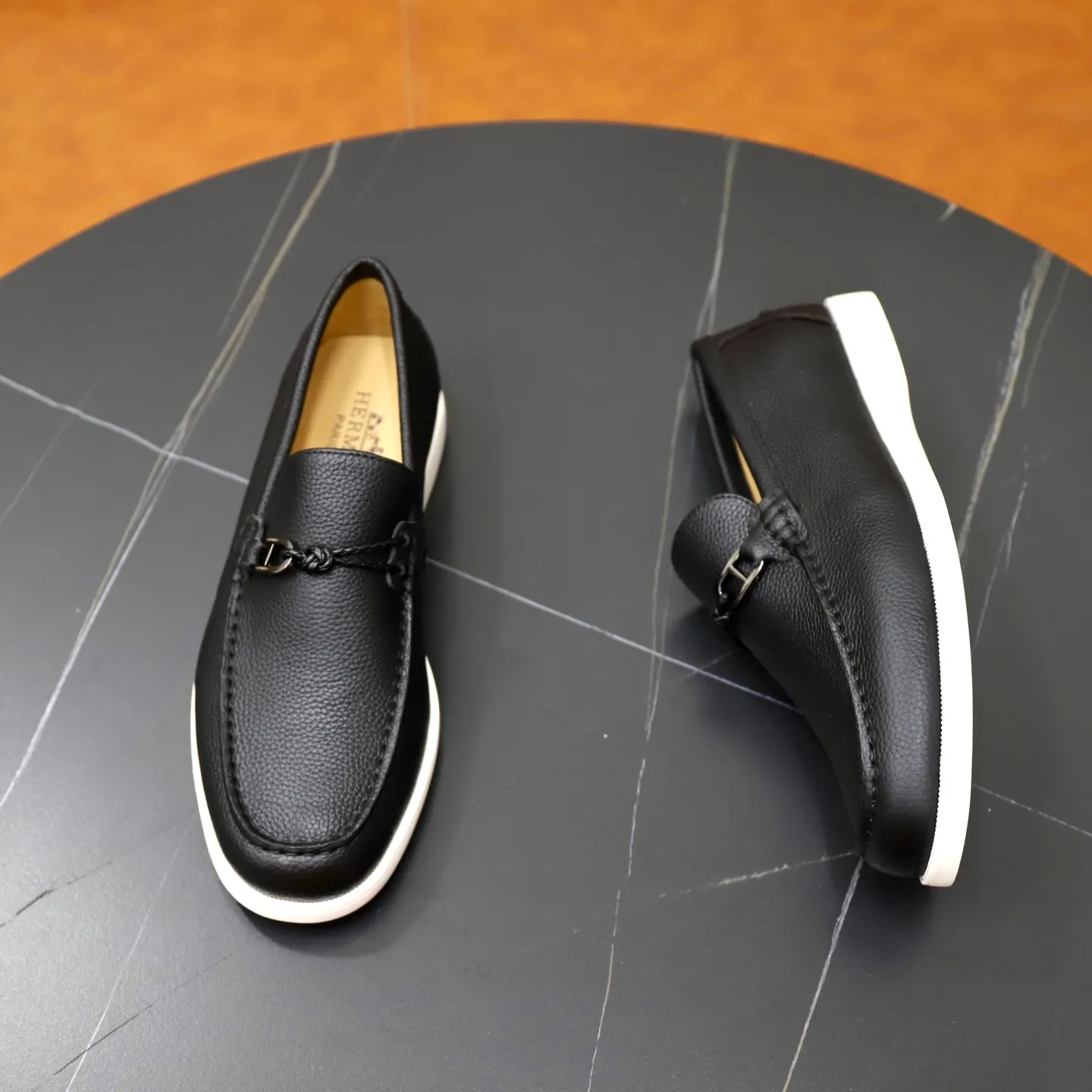 Ex-factory price: 560💰Hermès/Hermès slip-on men's shoes. This shoe is made of imported pebbled cowhide. It has simple and smooth lines and is combined with aerodynamically designed 3CM rubber foam ultra-light soles! Youthful and fashionable, classic H-shaped hardware buckle decoration, calf lining gently wraps the feet, with logo cowhide feet, casual and urban style, highlighting youthful vitality, sports and leisure version, super versatile, code number: 38-39-40-41-42-43-44 standard leather shoe size (45 can be customized but does not support returns)